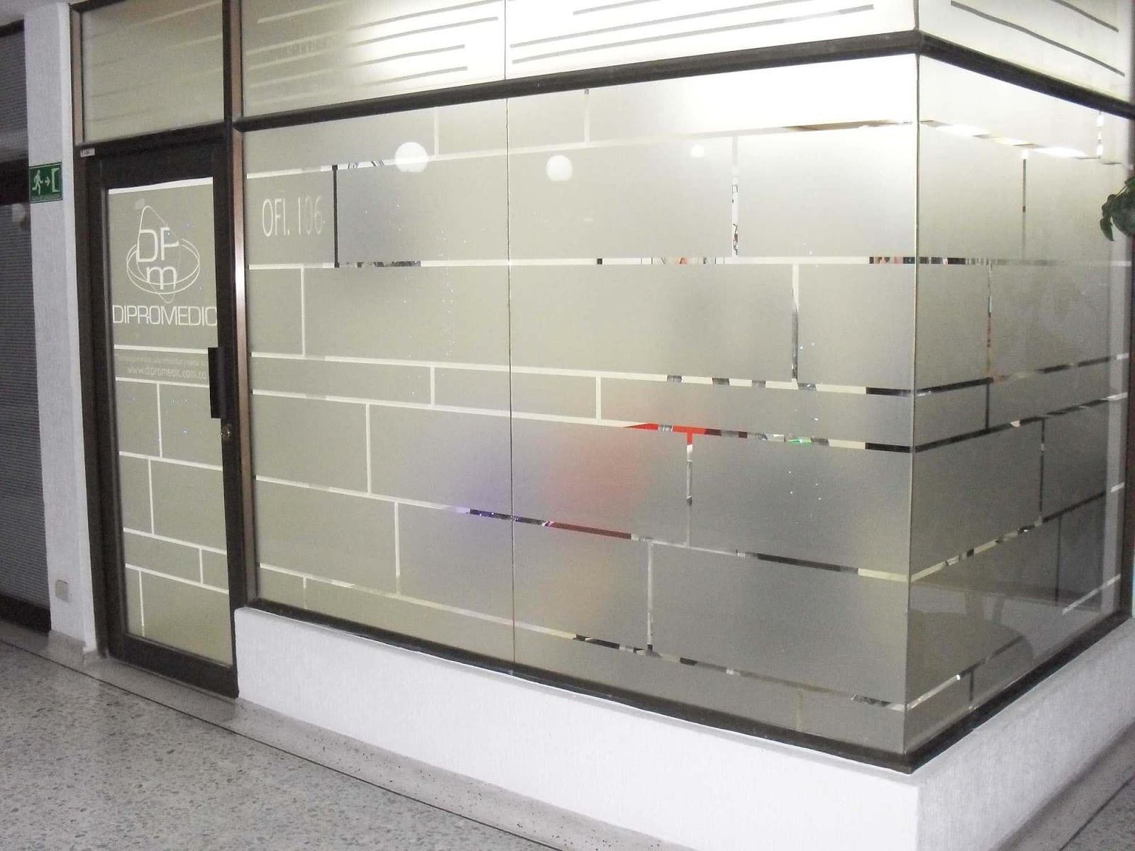 nhận in đề can dán cửa kính