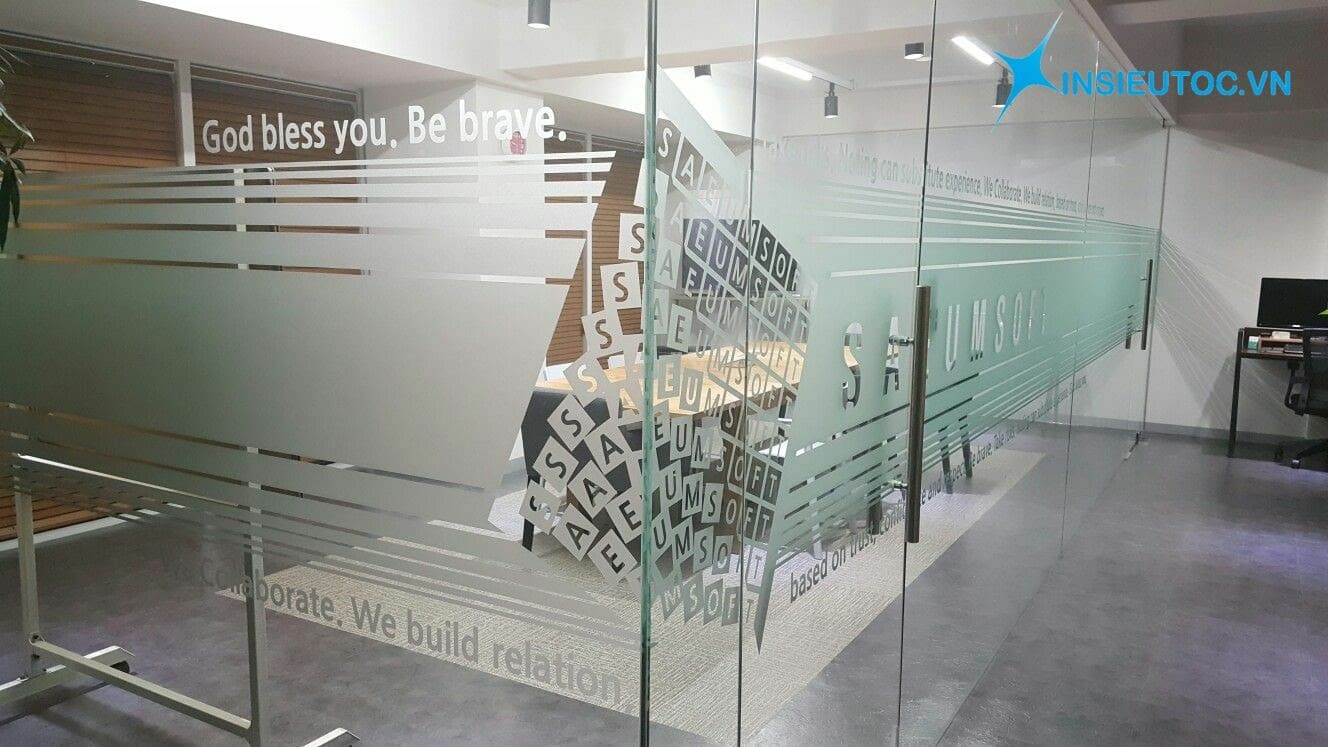 đề can dán kính mờ tạo sự riêng tư tuyệt đối.