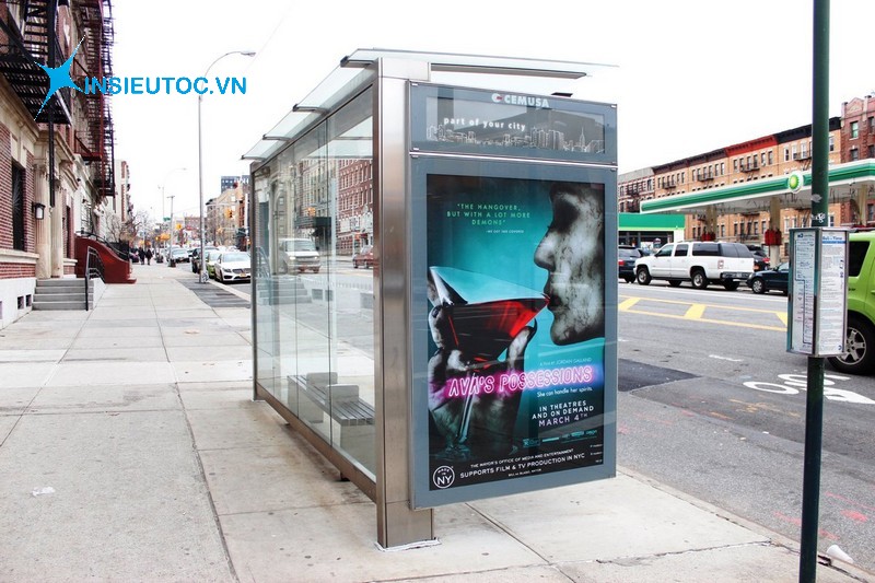 poster dán ở trạm xe buýt