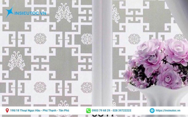 cửa sổ được dán decal trang trí