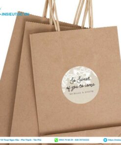 Túi giấy được gắn decal kraft