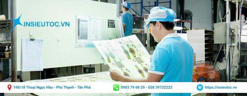 Nhân viên đang kiểm tra mẫu