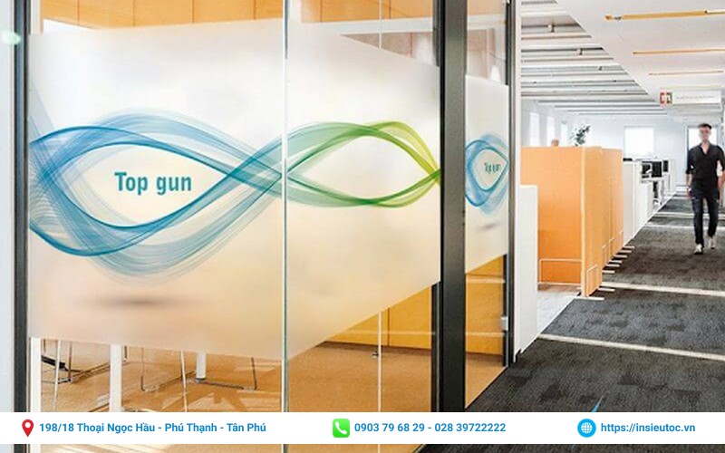 in decal trang trí dán kính văn phòng