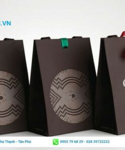 Thiết kế túi giấy với nền màu tối