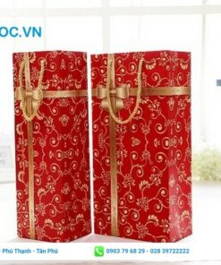 In túi giấy đựng quà màu đỏ nổi bật