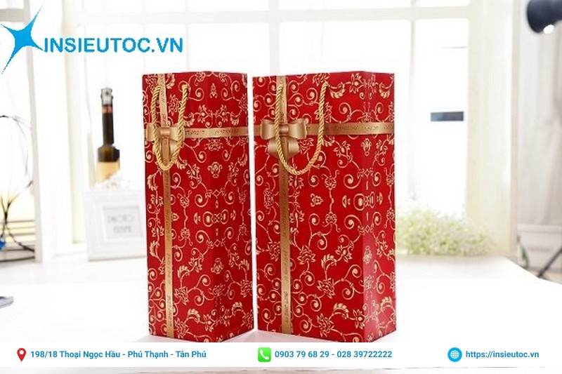 In túi giấy đựng quà màu đỏ nổi bật