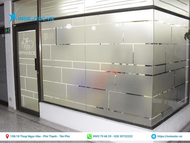 thi công dán kính decal mờ