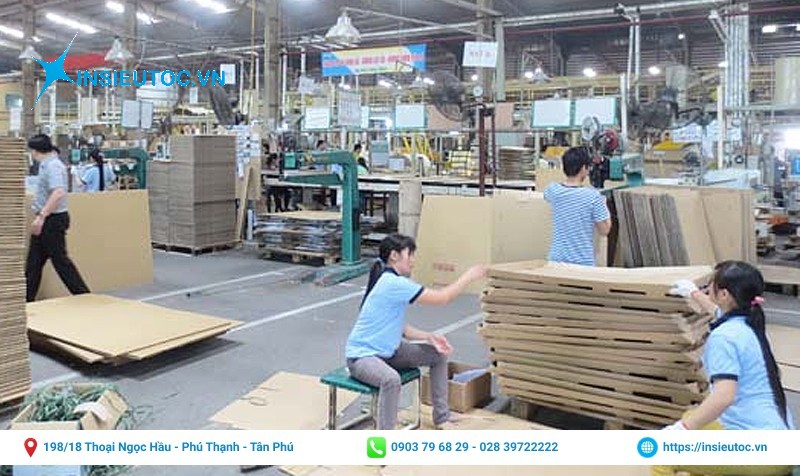 nhân viên gia công hộp giấy