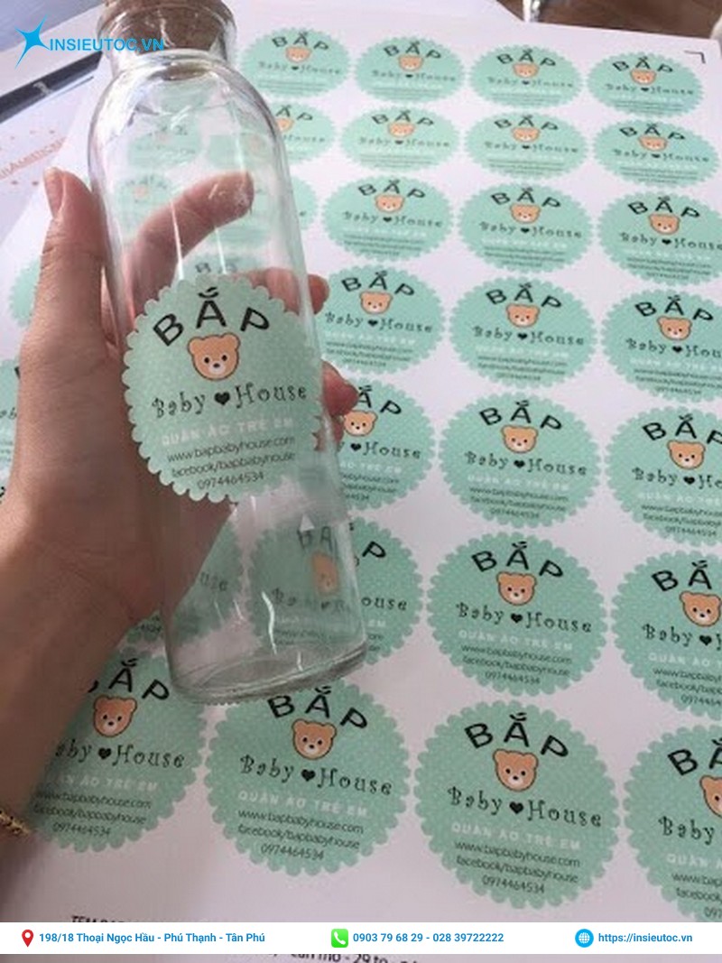 in decal logo dán chai nước