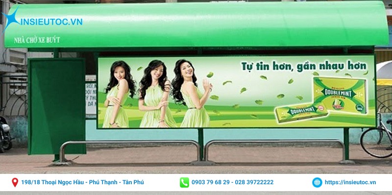 in decal pp quảng cáo ở trạm xe bus