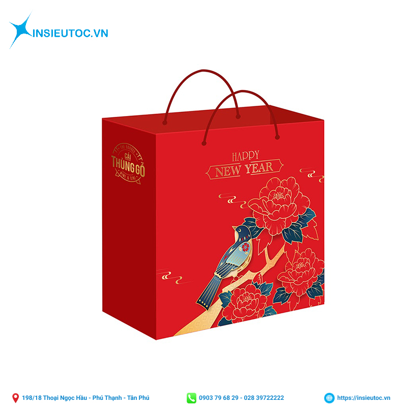 Điểm nhấn của chiếc túi giấy là hoa mẫu đơn và chim én mùa xuân