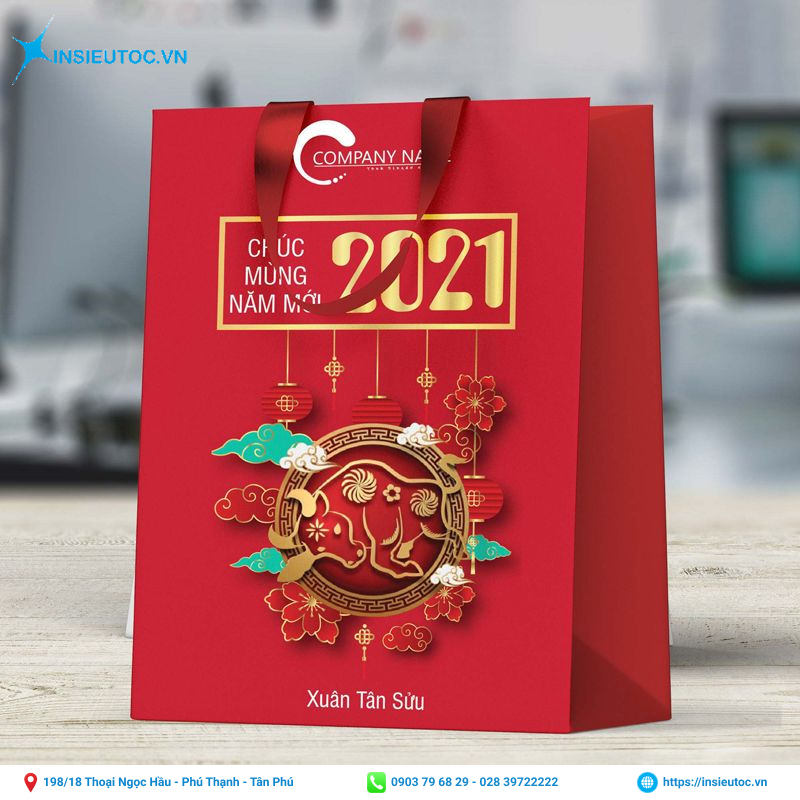 Mẫu túi giấy có họa tiết đơn giản kết hợp quai lụa