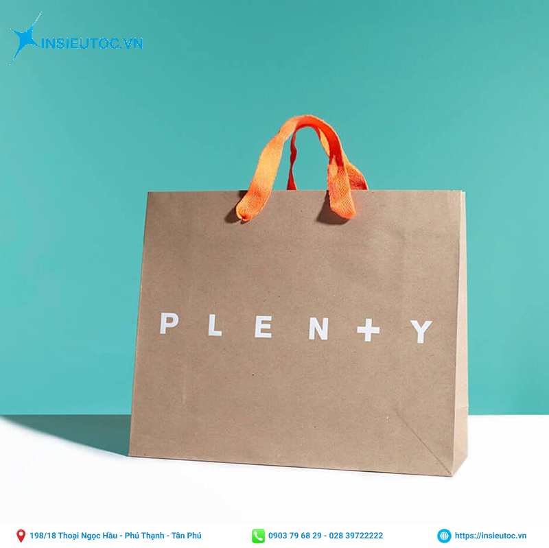 Mẫu túi giấy có thiết kế đơn giản với điểm nhấn quai túi màu cam