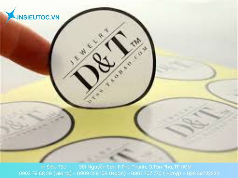 Logo làm bằng nhãn dán PVC bền bỉ