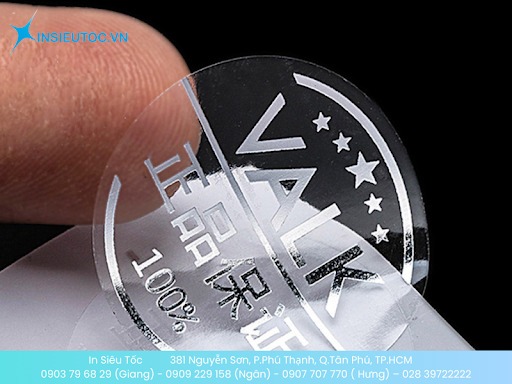 Logo làm từ sticker nhựa trong gắn sản phẩm