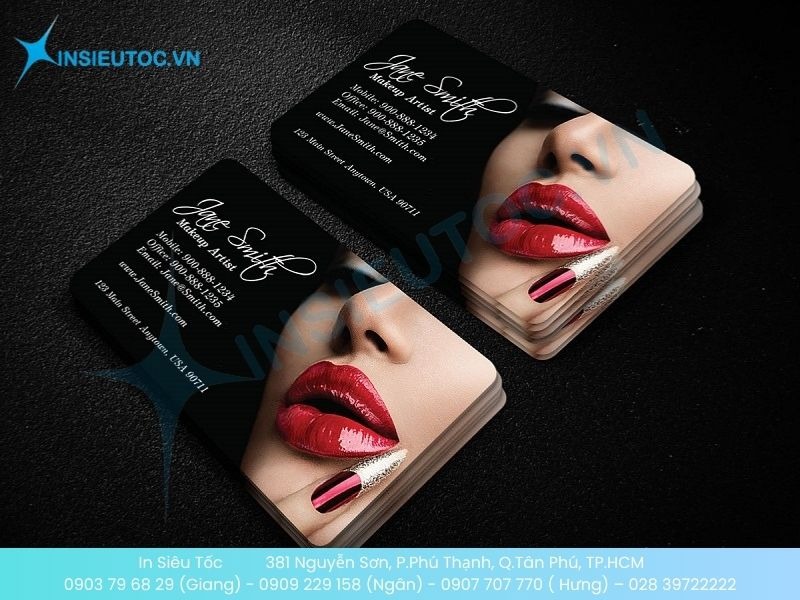 Mẫu card visit phun xăm cá tính trên nền tối, sử dụng kỹ thuật ép kim