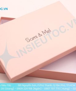 Hộp giấy đựng quần áo màu hồng pastel in tên thương hiệu Sami & Mel