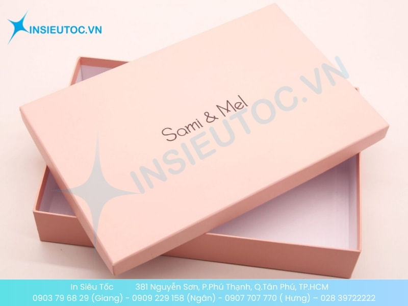 Hộp giấy đựng quần áo màu hồng pastel in tên thương hiệu Sami & Mel
