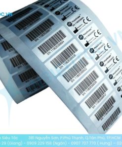 Cuộn tem nhãn mã vạch decal xi bạc với số serial và logo thiết bị điện tử
