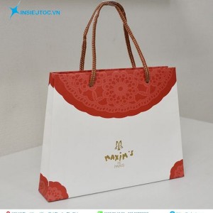 Mẫu in túi giấy đựng quà phối hợp hai màu trắng đỏ nổi bật, bắt mắt. Mẫu in túi giấy đựng quà đẹp hcm