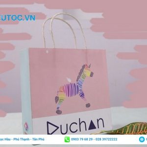 Các họa tiết trên túi giấy đơn giản nhưng tinh tế. in túi cho shop thời trang