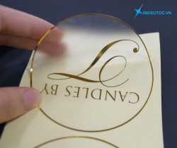 Mẫu decal nhựa trong suốt với tên thương hiệu cách điệu, viền khuôn vàng cùng màu bắt mắt. In decal nhựa chuẩn quốc tế