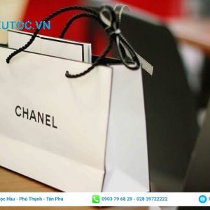 Dây túi thiết kế như một điểm nhấn túi giấy thời trang sang chảnh