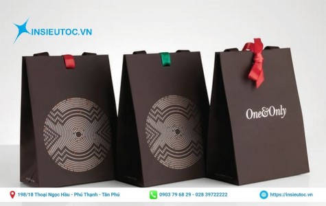 Thiết kế đơn giản làm bật lên vẻ sang trọng của sản phẩm được chứa đựng. Thiết kế túi giấy với nền màu tối