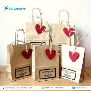 Túi giấy Kraft nhỏ gắn hình trái tim dễ thương. Túi giấy kraft dạng đứng đơn giản