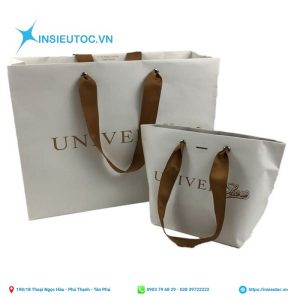Túi giấy cao cấp cần có điểm khác biệt và bắt mắt. Túi giấy nền trắng kết hợp dây quai màu nâu